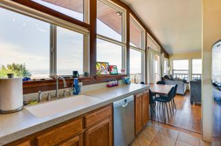 McKinleyville Getaway with Hot Tub and Ocean Views! - McKinleyville - 1