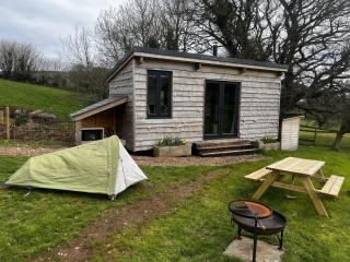 1 Bed Hut - Sleeps 4 - Pets - Parking - 2