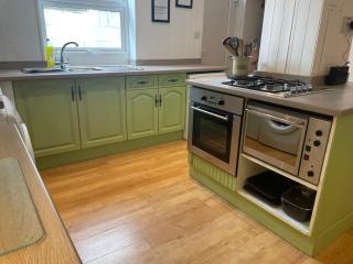 Spacious 4-Bed Beach Retreat for Families Steps from the Shore in Pevensey Bay - Pevensey - 6