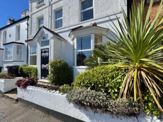 Spacious 4-Bed Beach Retreat for Families Steps from the Shore in Pevensey Bay - Pevensey - 0