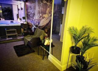 Exotic Jacuzzi Apartment with Balcony & Parking - Birmingham - 3
