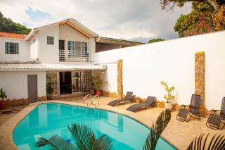 Casa con piscina privada en Cali, cerca a Cosmocentro - Cali - 0