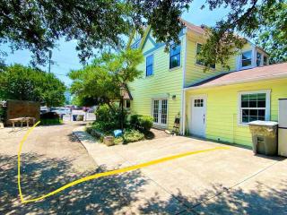 Yellow house - Dallas - 5