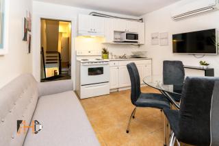 Downtown Retreat-Spacious Rooms with Shared Kitchen & Bath - Toronto - 0