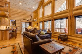 Lumberjack Lodge by KABINO Hot Tub Fire Pit Satellite WiFi Grill Large Porch - 9