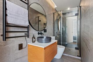 Luxury 2 bed2bath penthouse Free secure carpark - Auckland - 1