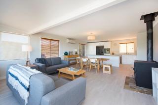 Seaclusion Cottage - Modern renovated beach house - Guilderton - 3