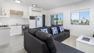 Stylish Unit With Water Views - 8