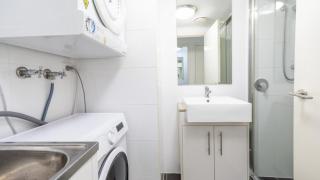 Stylish Unit With Water Views - 1