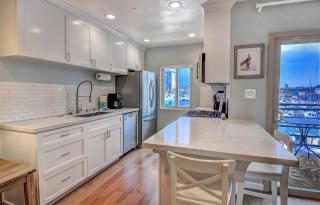 307B Steps from the sand! Freshly Decorated with Harbor Views - Oceanside - 9
