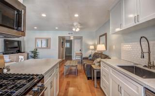 307B Steps from the sand! Freshly Decorated with Harbor Views - 4