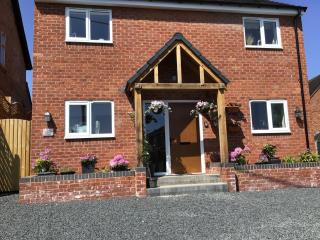 Luxuriously appointed 3 bedroom cottage off road parking for 3 vehicles dogs welcome by prior arrangement only 3 church cottages Alfrick close to Malvern and Worcester and Shelsley Walsh in a lovely village close to M5 Dogs welcome - 3