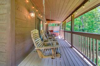 Sevierville Cabin w/ Hot Tub: 5 Mi to Pigeon Forge - 8