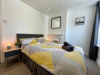 8 Person, 4 Bedroom Light, Warm & Modern Apartment - Cardiff - 1