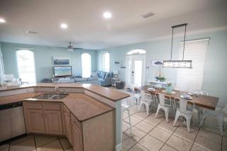 Oceanside home Pvt Beach & Beach Ramp,2 Pools,3 Kings,18 guests - Dolphin Daze - 1