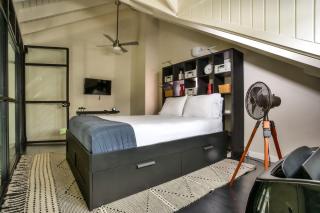 Choose To Be Happy at EI8HT! - Super Studios and Penthouse Apartment - Kingston - 6
