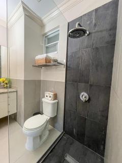 Choose To Be Happy at EI8HT! - Super Studios and Penthouse Apartment - Kingston - 2
