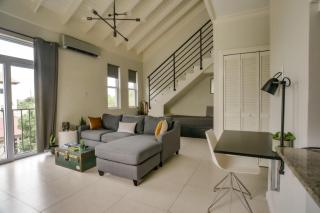Choose To Be Happy at EI8HT! - Super Studios and Penthouse Apartment - Kingston - 5
