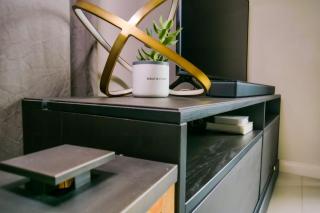 Choose To Be Happy at EI8HT! - Super Studios and Penthouse Apartment - Kingston - 4