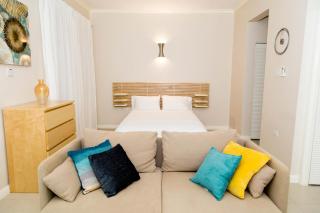 Choose To Be Happy at EI8HT! - Super Studios and Penthouse Apartment - Kingston - 7