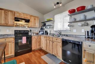 The Mountain Top Escape w/Scenic Views & Trails - 8