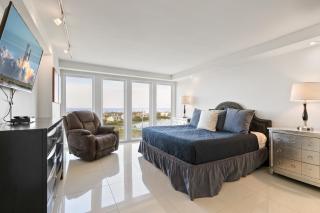 Enjoy a perfect bayview! Beachfront resort with shared pools - South Padre Island - 1