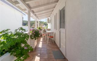 Gorgeous Apartment In Supetarska Draga - 3