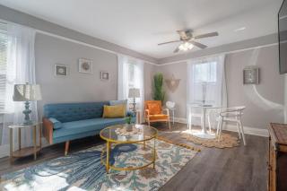 Serene Beachy Bungalow with Large Screened Porch! - Tampa - 0
