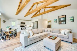 Deck and Community Perks Bright Pocono Lake Home! - Pocono Lake - 9