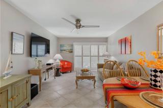 Stylish Treasure Island apt on waterways. - St Pete Beach - 7