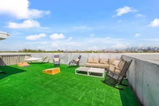 4-Bedroom Penthouse w/ 2 Large Balconies & Rooftop - Chicago - 6