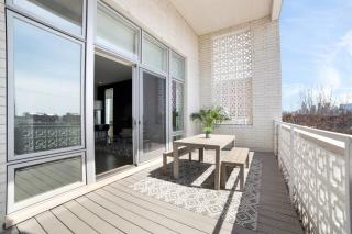 4-Bedroom Penthouse w/ 2 Large Balconies & Rooftop - Chicago - 1
