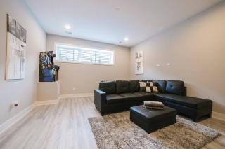 MAGNIFICENT NEW Home w/8 Beds & Free Parking - Chicago - 7