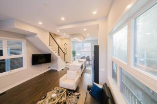 MAGNIFICENT NEW Home w/8 Beds & Free Parking - Chicago - 1