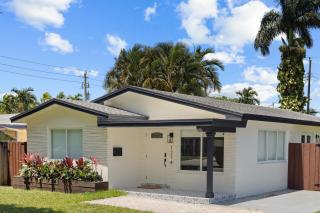 Newly Remodeled House in Miami - 3BR House with Private Yard - 5 Min ride to Hollywood Beach - 9