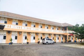 RedDoorz at Putri Syariah Brebes - - 9