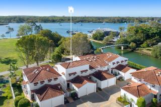 Villa Aqua Riverside Retreat with Pool - 6