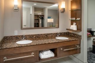 Delta Hotels by Marriott Huntington Mall - Barboursville - 1