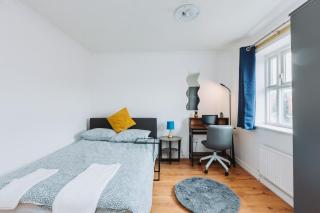 Double Room with Private Bathroom, parking & wifi - Barking - 0