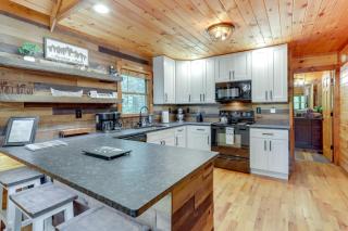 Pet-Friendly Cabin with Hot Tub in Mineral Bluff! - Mineral Bluff - 2