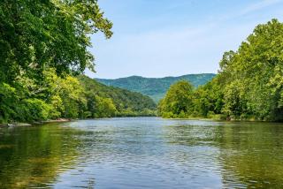 Modern Riverside Cabin w Hot Tub Fire Pit Kayaks - Rileyville - 6