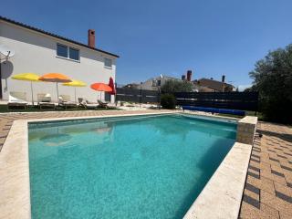 Holiday house with a private heated swimming pool - Galižana - 4