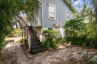 That 70’s Themed Apt Close to Coffee, Food + Shops - Tampa - 9