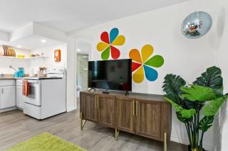 That 70’s Themed Apt Close to Coffee, Food + Shops - Tampa - 4