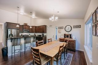 47MF - WiFi - Fireplace - Sleeps 6 - 1