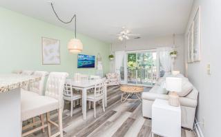 The Salty Fairway, Golf Course Condo with Resort Style Pool, 5 Miles from Beach, Fully updated - Myrtle Beach - 2