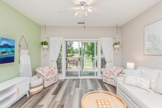 The Salty Fairway, Golf Course Condo with Resort Style Pool, 5 Miles from Beach, Fully updated - Myrtle Beach - 8
