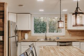 78MBR - Wood Stove - WiFi - Pets Ok - BBQ - Sleeps 6 home - 1