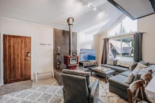 80MBR - Hot Tub - WiFi - BBQ - Wood Stove - Sleeps 9! home - Glacier - 6