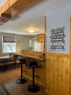 Beautiful Bungalow and Bunk House, Close to Lake - 7